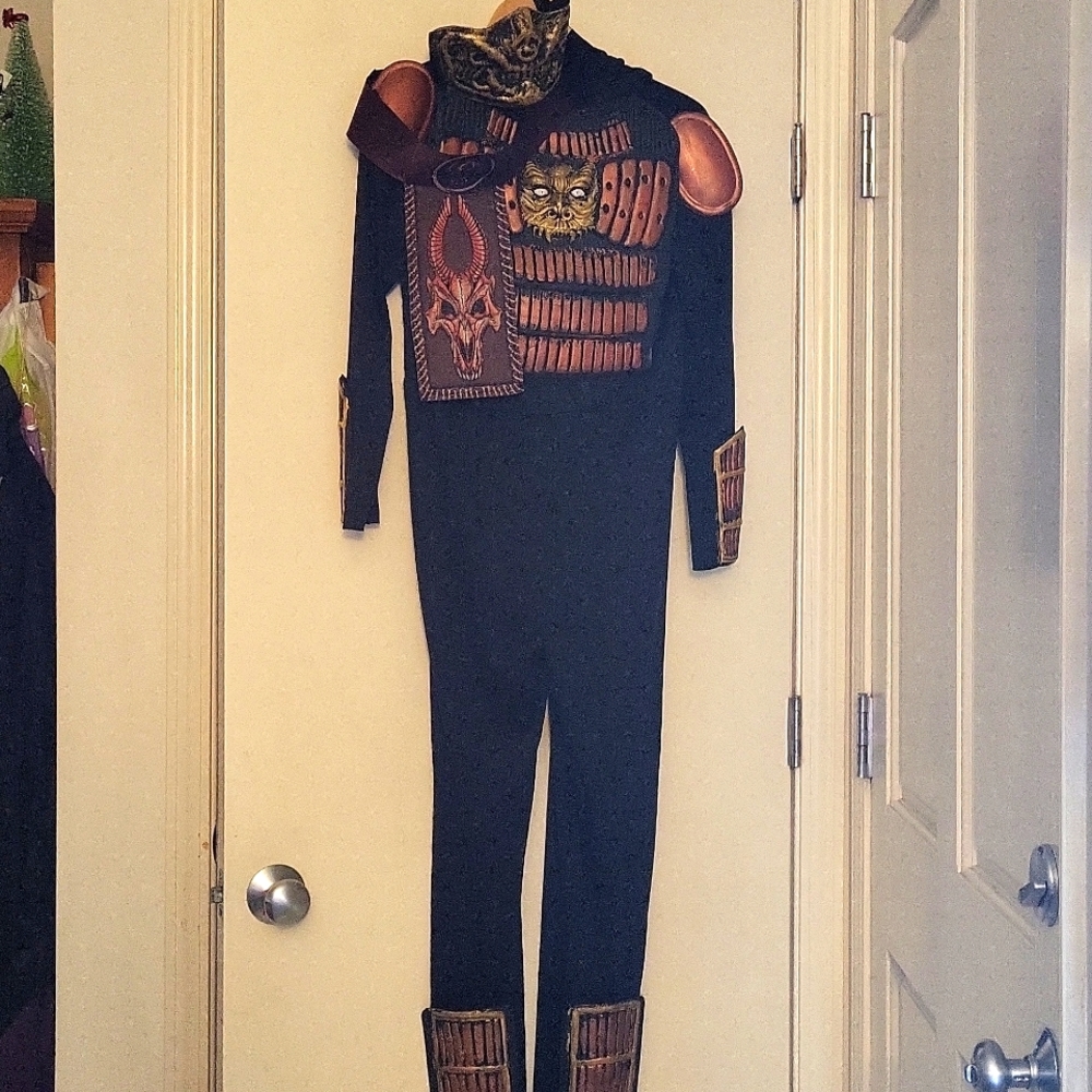 NINJA costume! Kids L. Worn once, LIKE NEW! Hooded w/tie-on mask & belt. Fun!